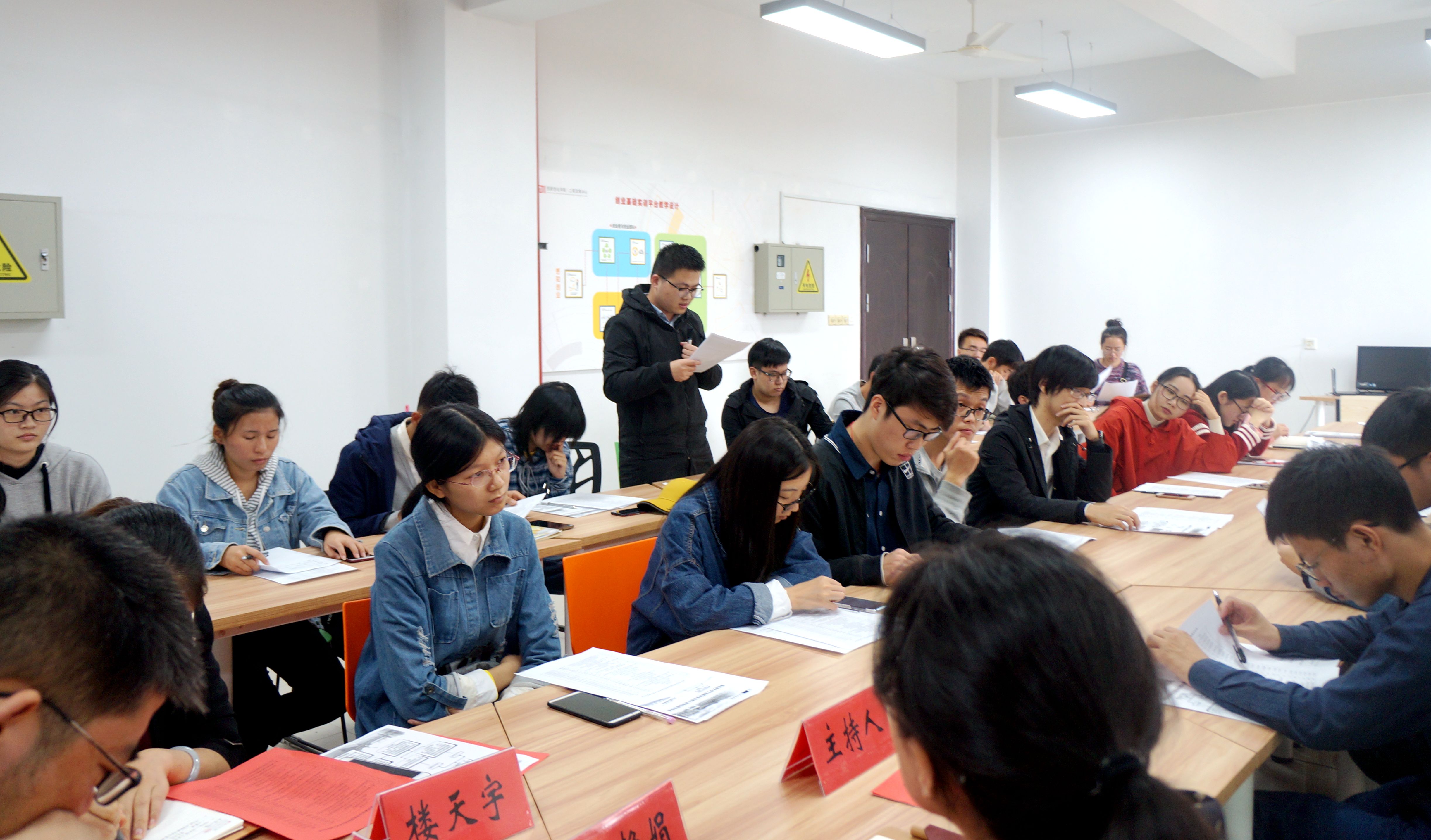 图五 座谈会交流互动环节 图五 座谈会交流互动环节